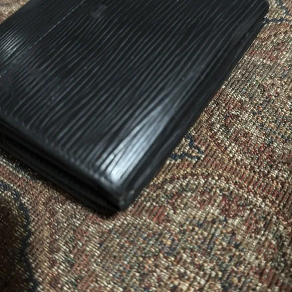 Men’s louis vuttion black epi wallet like new condition. - Picture 2 of 12
